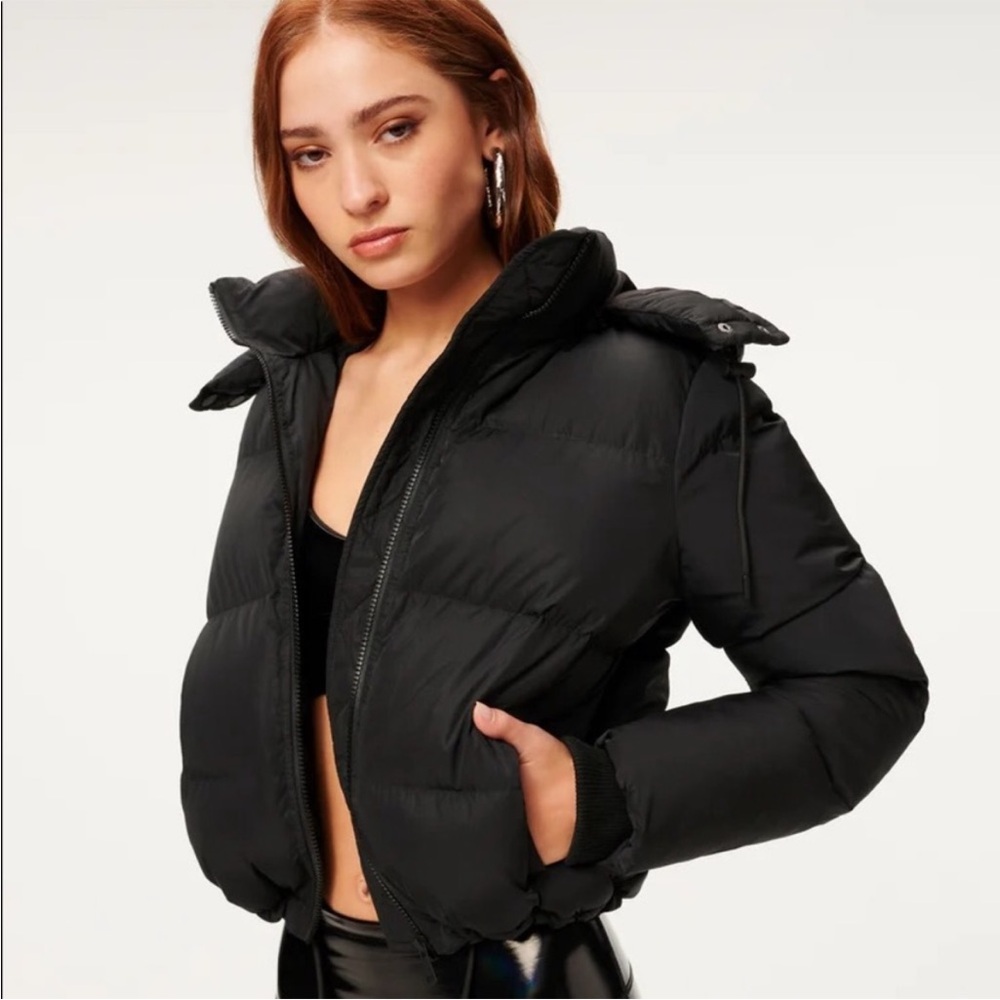 Good American Cropped Puffer in Black size 1
Some discoloration on collar